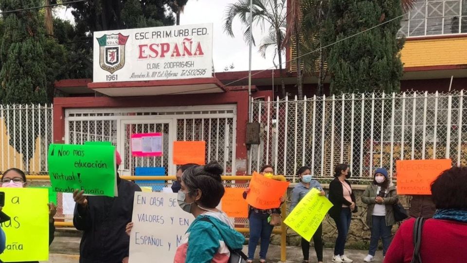 Los manifestantes señalaron también a los profesores de no cumplir con sus horarios laborales