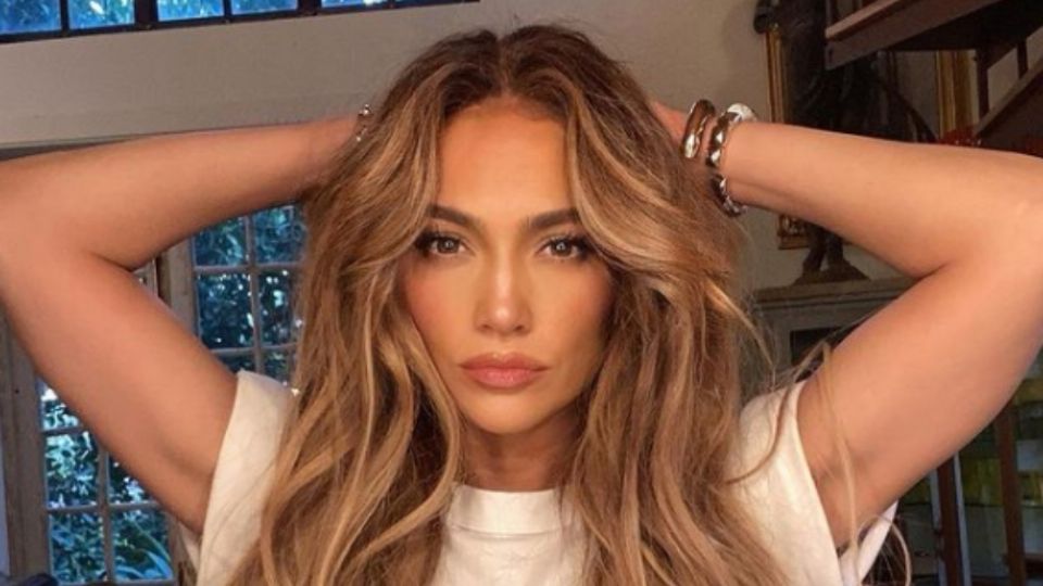 JLo paralizó las redes con su look