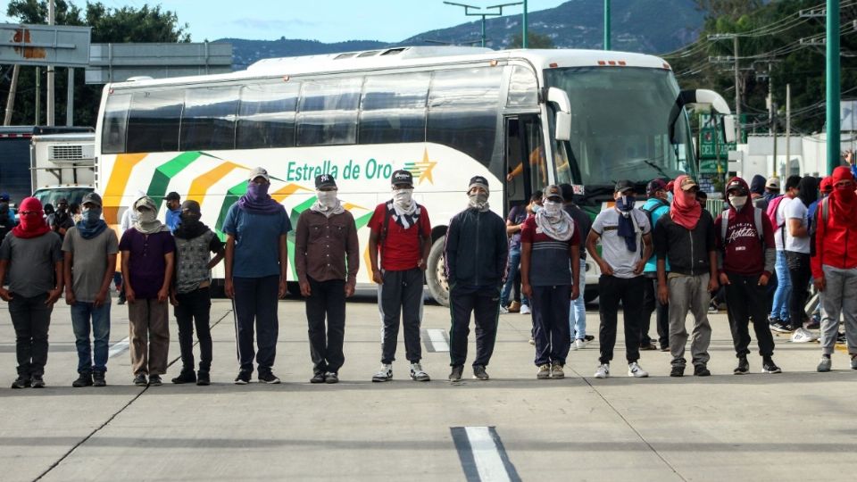 Bloquearon con dos autobuses la circulación en los 4 carriles de la Autopista