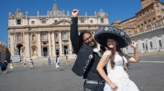 El Papa Francisco bendice a un charro mexicano y a su esposa en el Vaticano