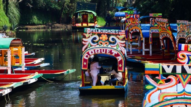 Los canales de Xochimilco son un lugar turístico de la Ciudad de México.