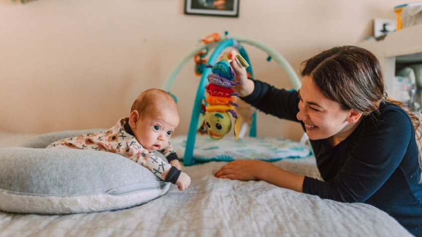 Tummy time: Esta es la posición con la que puedes promover las destrezas motoras de tu bebé