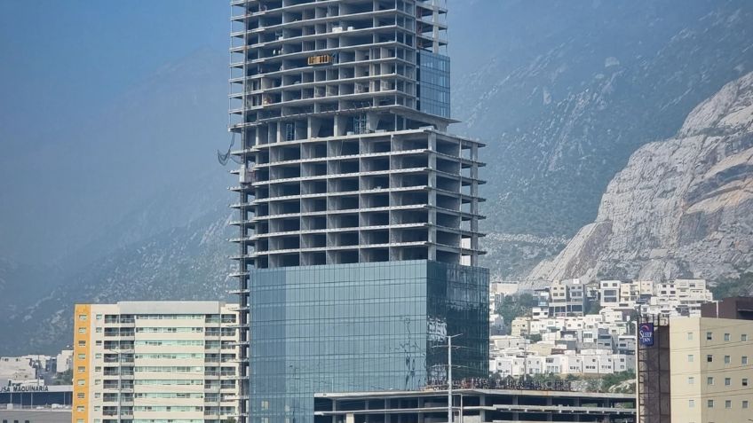 Trabajadora de limpieza cae 10 pisos en edificio de Monterrey y sobrevive; presuntamente jugaba a las escondidas