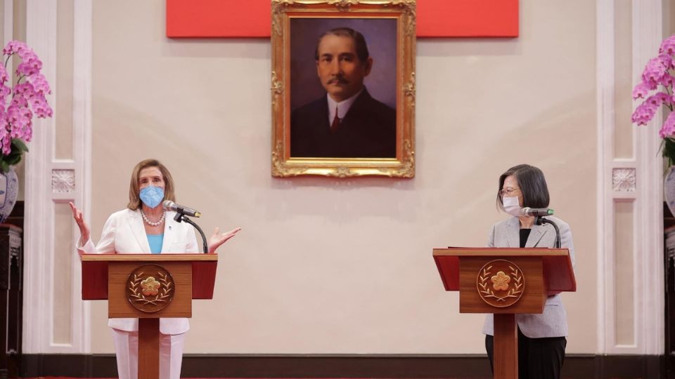 Nancy Pelosi hablando con los periodistas mientras la presidenta de Taiwán, Tsai Ing-wen la escucha.