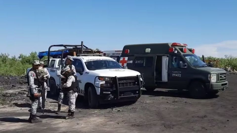 Elementos de rescate acuden al lugar donde están atrapados los mineros.