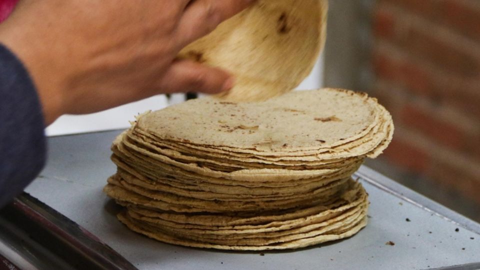 Kilo de tortilla se vende en hasta 25 pesos.