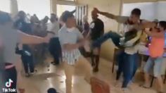 A sillazos padres de familia arreglan sus diferencias durante una junta escolar: VIDEO