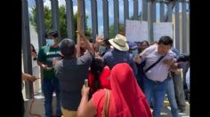 Manifestantes golpean a fotoperiodistas en la sede del Congreso de Oaxaca | VIDEO