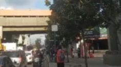 CDMX: Joven intenta quitarse la vida desde un puente vehicular en Metro Ciudad Deportiva | VIDEO