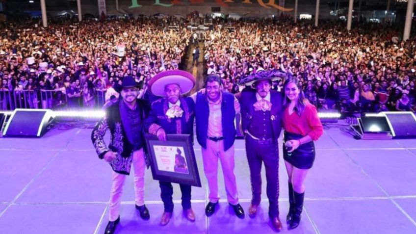 Don Rogelio ofrece concierto en Feria de Fresnillo con lleno total y arrasa la red: "Un señorón", le reconocen