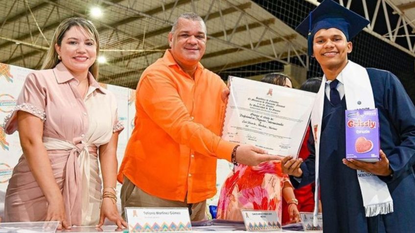 Alumno se gradúa de la Universidad y presume título; vendía gomitas para pagar sus estudios