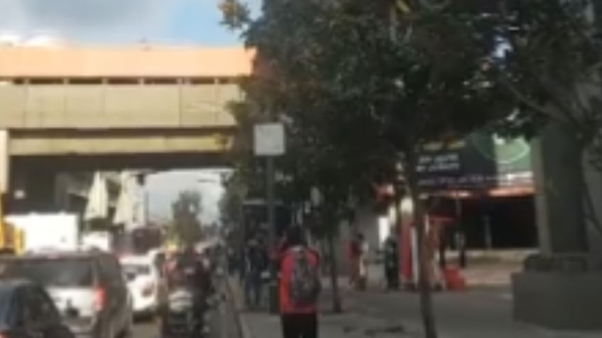 CDMX: Joven intenta quitarse la vida desde un puente vehicular en Metro Ciudad Deportiva | VIDEO