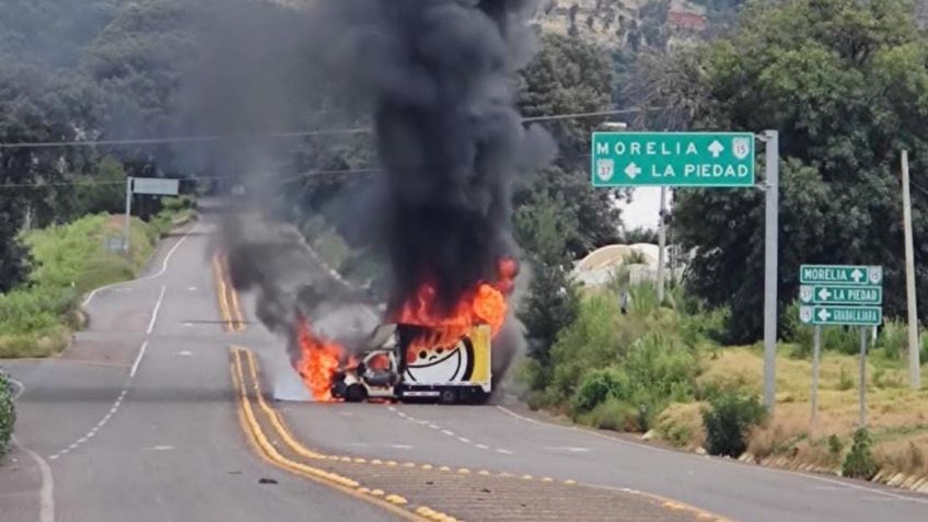 Normalistas de Michoacán incendian camión repartidor en municipio de Purépero