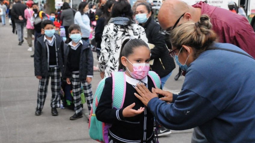 Viral: Se cambió el nombre en regreso a clases y escuela no la dejaba irse con su mamá