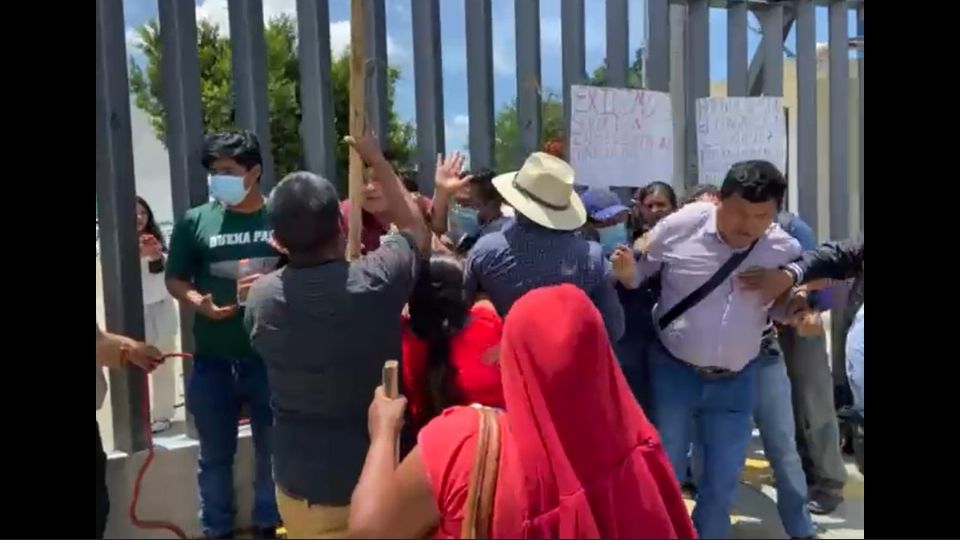 Los manifestantes de Santa Inés del Monte, gritaron una serie de consignas y exigieron atención inmediata de parte de los legisladores