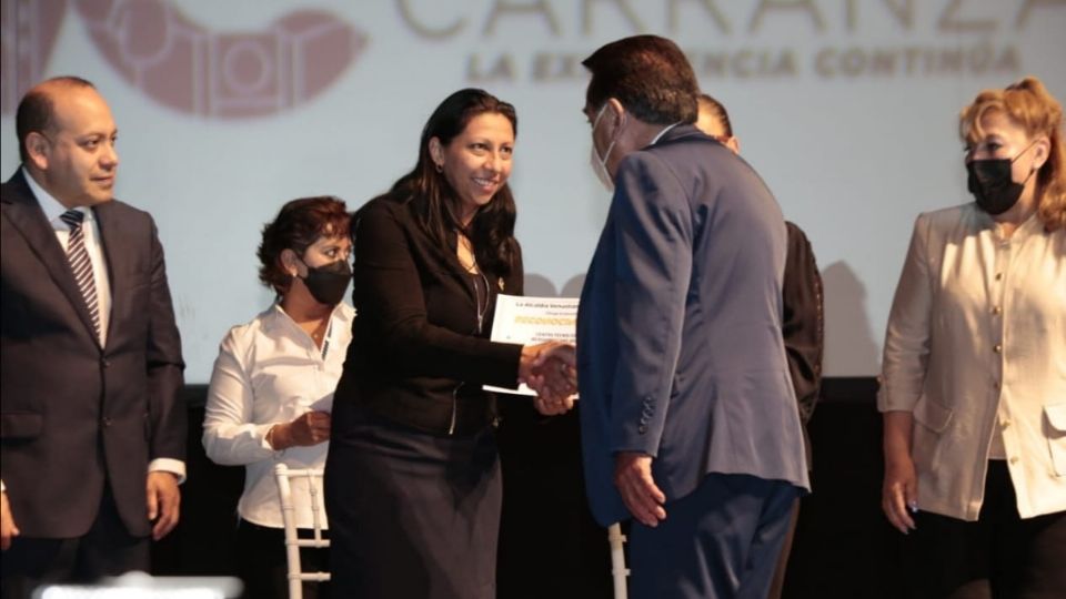 Entrega de Becas a estudiantes de Venustiano Carranza