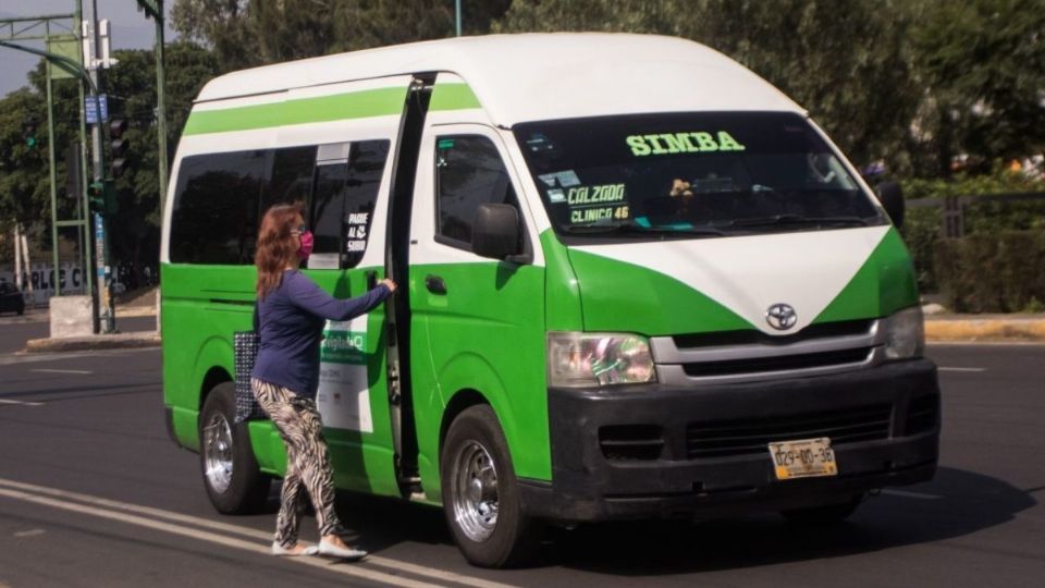 El niño estaba dormido cuando su madre se bajó del transporte público