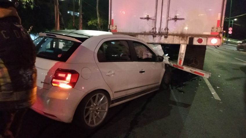 Auto a toda velocidad se impacta contra tráiler y queda debajo: el conductor iba alcoholizado sobre Eje Central