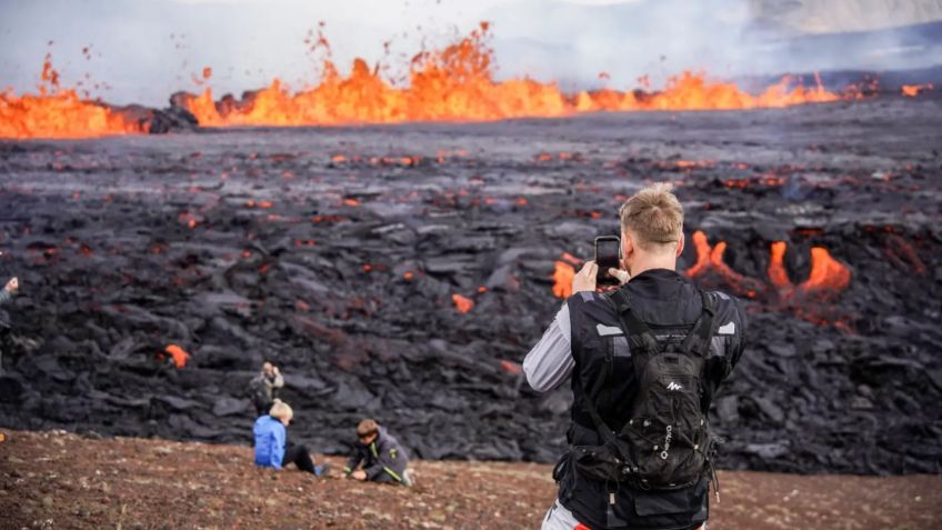 ¡Mala idea! Captan a turista asando bombones en lava de volcán en Islandia