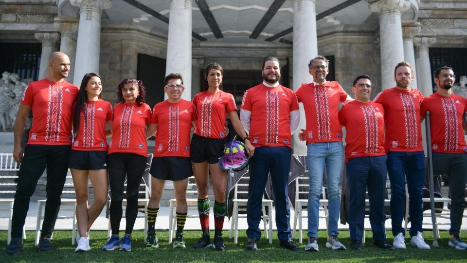 Presentaron este jueves la playera de Adidas y la medalla alusiva con el monumento de Bellas Artes