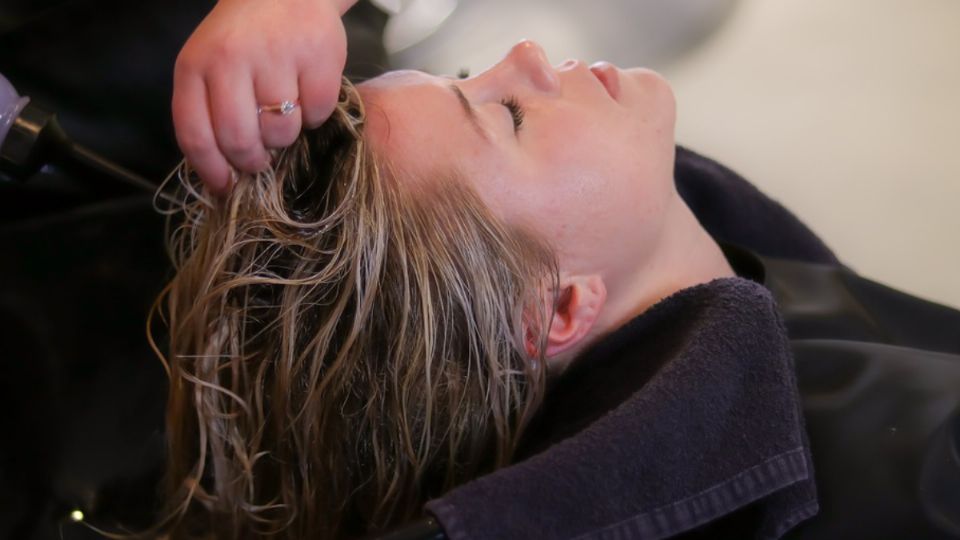 El color adecuado en el cabello resalta los rasgos naturales de la piel.