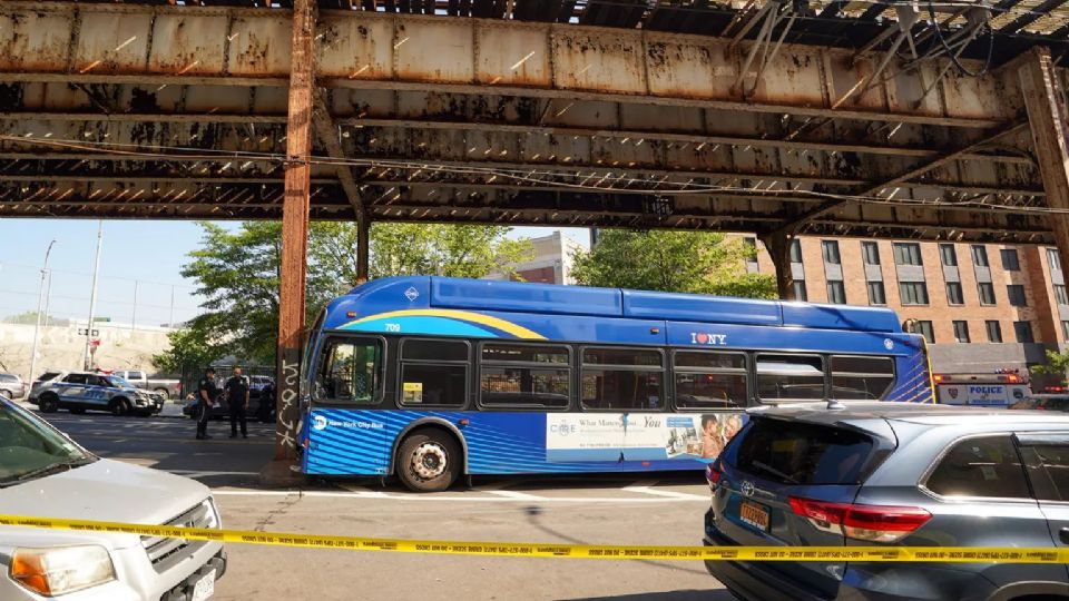 El autobús se estrelló contra un pilar elevado