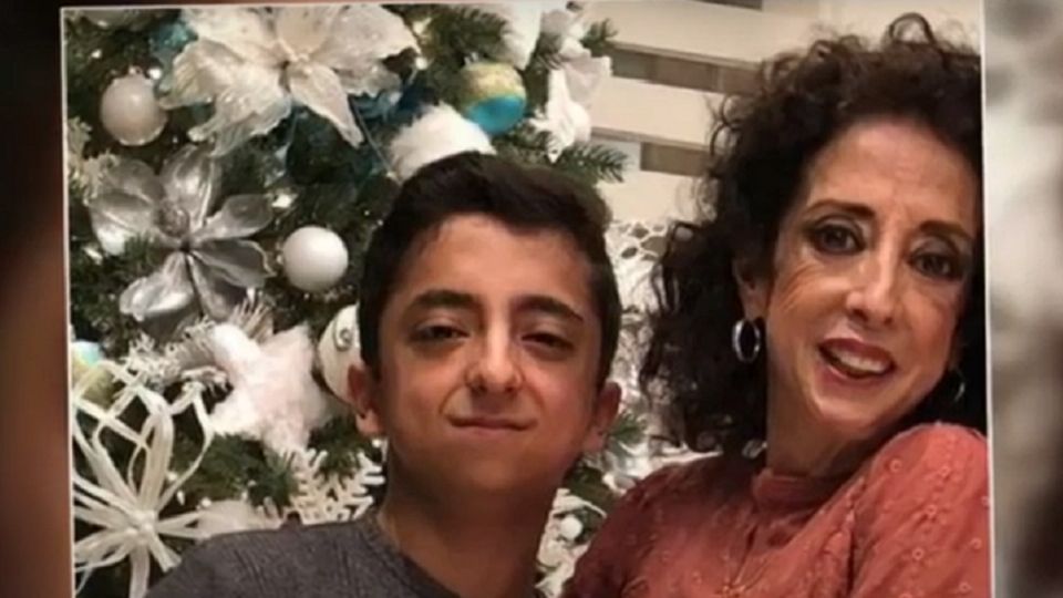 Felipe, el hijo de María Elena Saldaña, disfrutando la Navidad con su madre