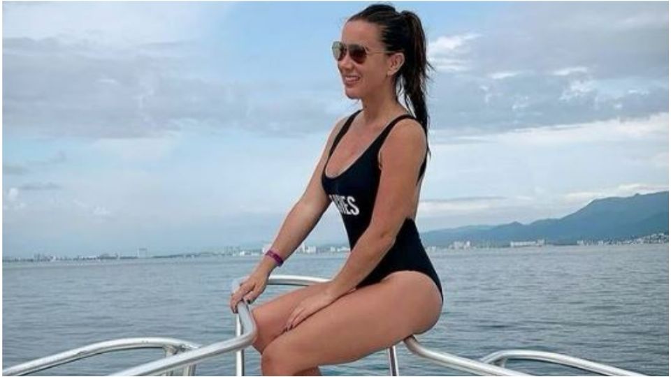 La modelo y conductora luce increíble en bikini