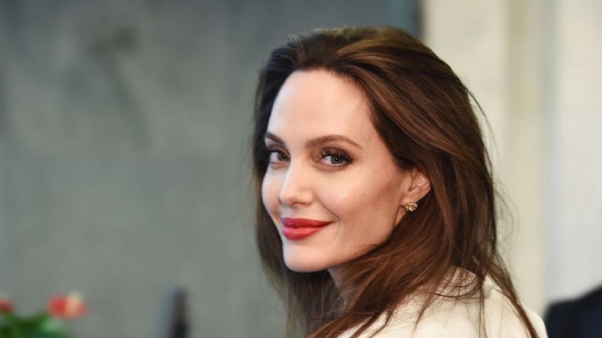 Angelina Jolie demuestra como llevar un pijama y lucir hermosa