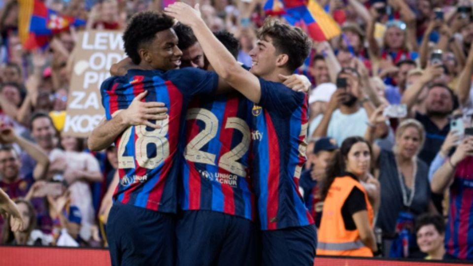 Jugadores del Barcelona celebran la goleada a los Pumas.