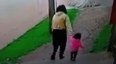 Mujer golpea brutalmente a su hija en plena calle porque no quería caminar