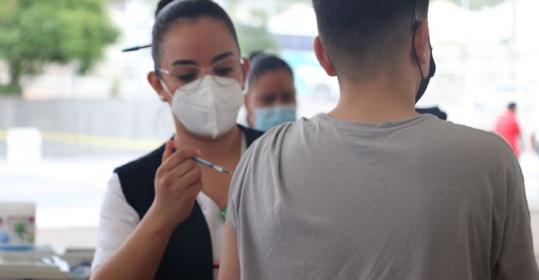 Personal de salud en los centros de vacunación, Aguascalientes. Fuente: Especial