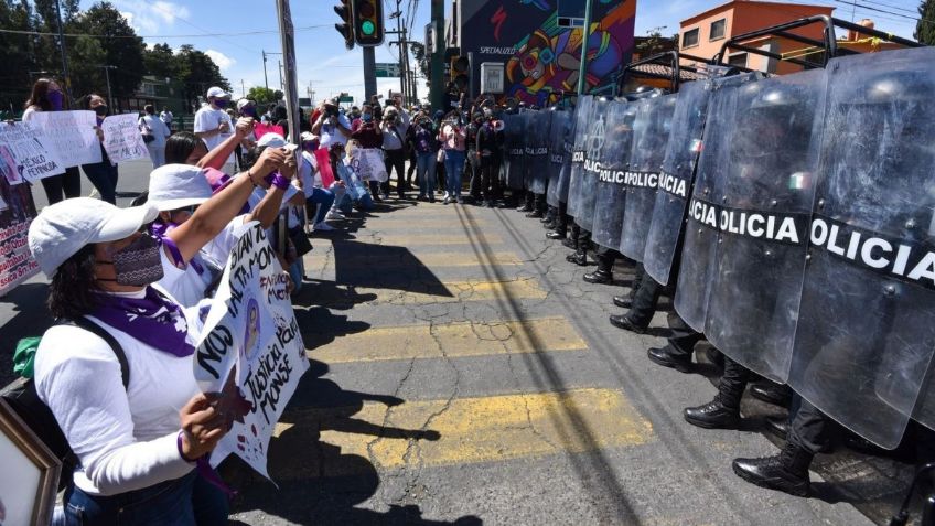 Gobierno del Edomex crea manual para que policías hagan cobertura digna de marchas feministas