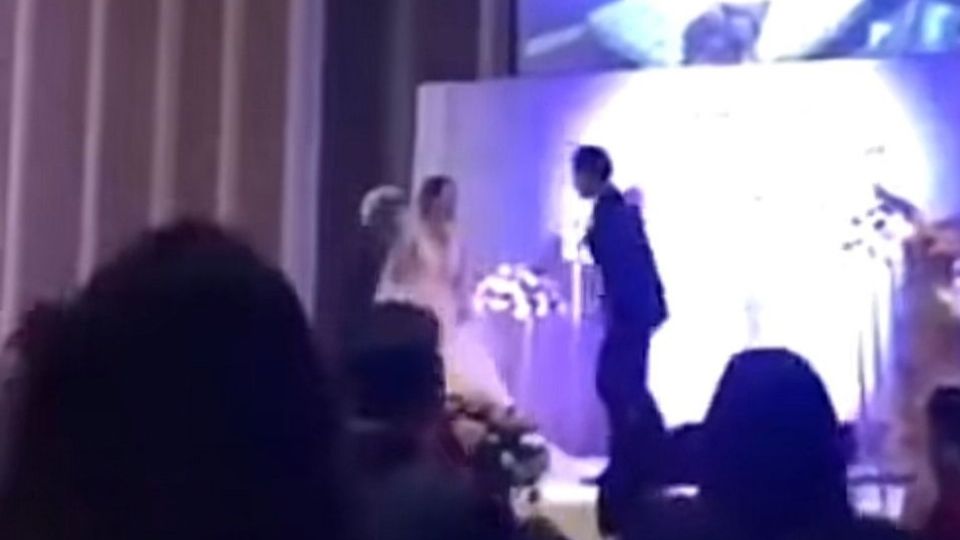 Tras los hechos, la mujer le lanza el ramo al novio, mientras que los invitados quedaron impactado