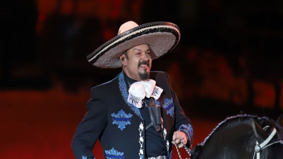 Pepe Aguilar luce sus trajes de charro