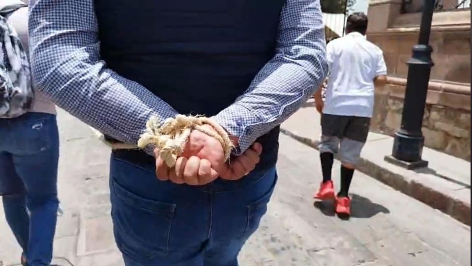 Manifestantes en Querétaro atan al secretario de Gobierno.