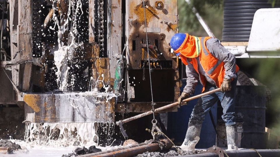 RESCATE. Mineros de la región participan en labores para desalojar agua del pozo de carbón, para rescatar a los trabajadores