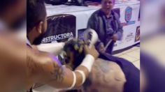 VIDEO | ¡Dale con la silla! Abuelita agarra a bastonazos a un luchador profesional