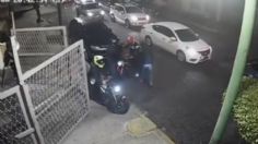 El momento en que unos ladrones asaltan a un motociclista frente a su casa | VIDEO