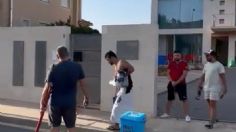 Una familia regresó de vacaciones y encontró a unos extraños habitando su casa; los corrieron a palazos | VIDEO