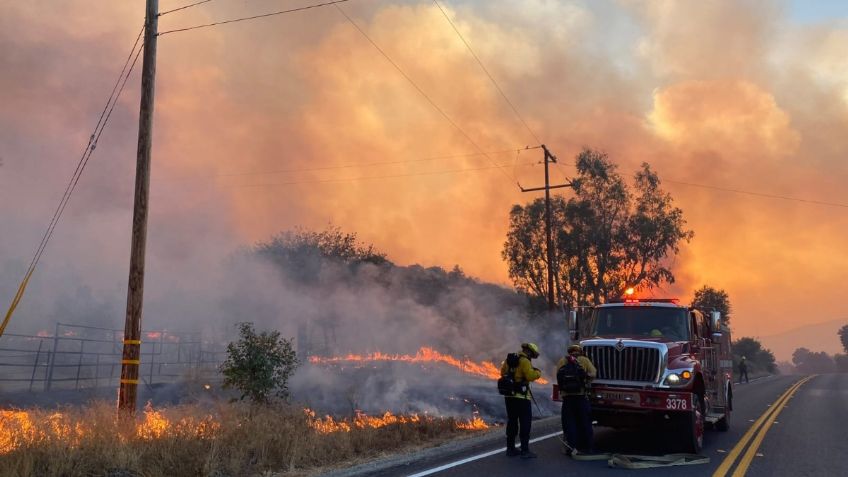 Baja California: Cierran garita de Tecate por fuerte incendio en la frontera