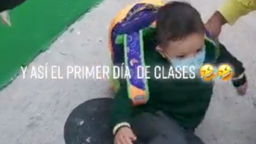 Niño cae por el peso de su mochila durante su primer día de clases y VIDEO se vuelve viral