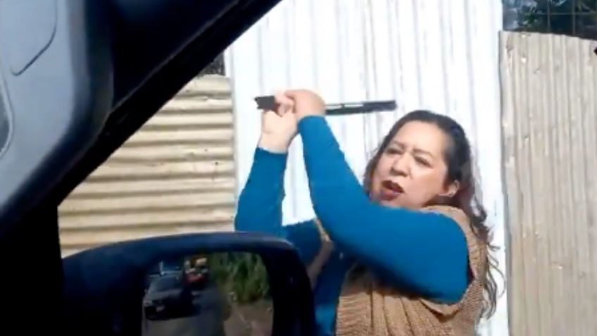 “Lady parabrisas”: una mujer se hizo viral por golpear un auto y arrancar su limpiador | VIDEO