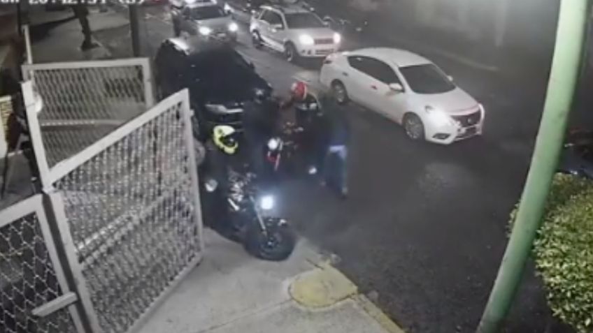 El momento en que unos ladrones asaltan a un motociclista frente a su casa | VIDEO