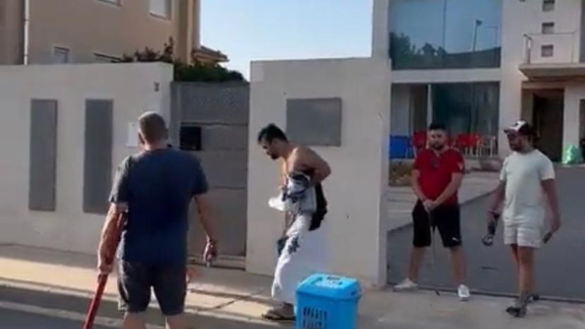 Una familia regresó de vacaciones y encontró a unos extraños habitando su casa; los corrieron a palazos | VIDEO