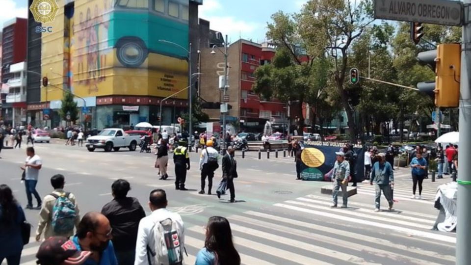 Manifestantes bloquearon ambos sentidos de Insurgentes.