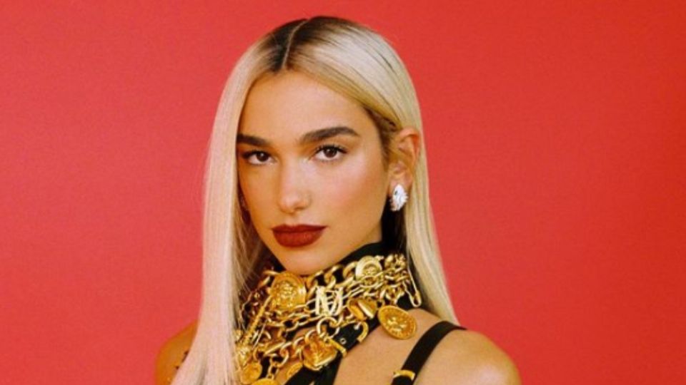 Dua Lipa le dice adiós al verano con bikini de lentejuelas