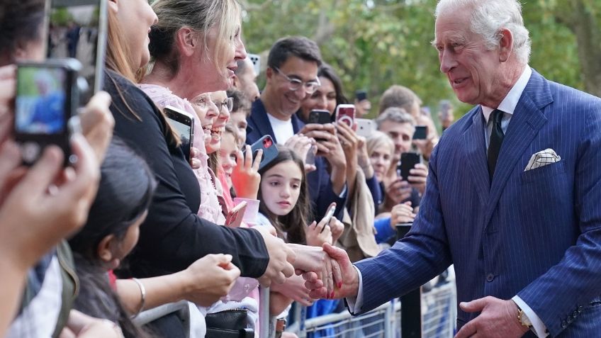 Último adiós a Isabel II: El rey Carlos III regresa a su residencia y saluda a una multitud