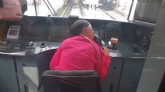 Video: una mujer viaja dormida en la cabina del Metro de CDMX y se vuelve viral