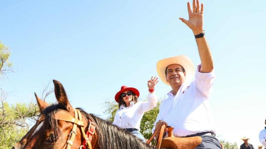 Reciben con gran entusiasmo a Ricardo Mejía en cabalgata de Sabinas